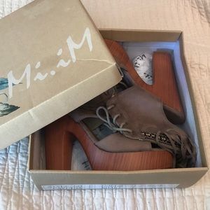 NIB- Mi.iM Pavlina Lace Up Fringe Chunky Heels